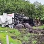 Volcadura de camión en la autopista Tepic–Villa unión